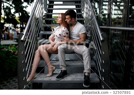Portrait of young modern couple in love, posing 32507891