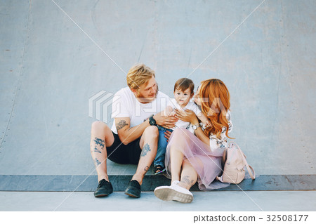 family near wall 32508177