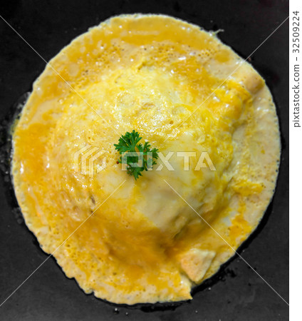 top view of rice with omelet on black dish 32509224