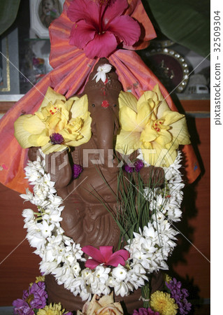 Worshipping Ganesha Worshipping Ganesha 32509304