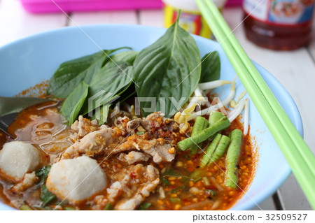 Thai street food (noodles) 32509527