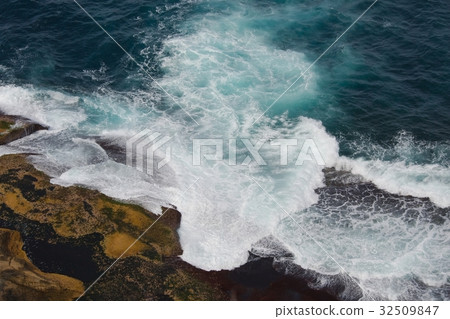 Waves hitting shore Waves hitting shore 32509847
