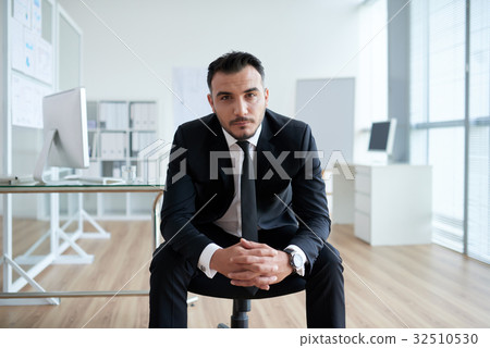 Handsome entrepreneur Handsome entrepreneur 32510530