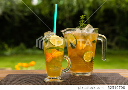 Homemade peach ice tea with lime and lemon balm 32510708