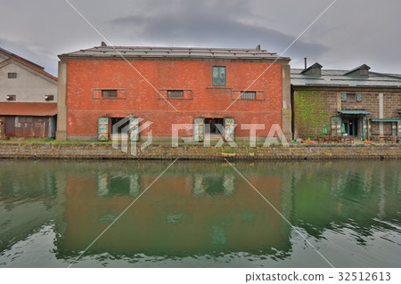 Warehouses along the famed canal in Otaru 32512613