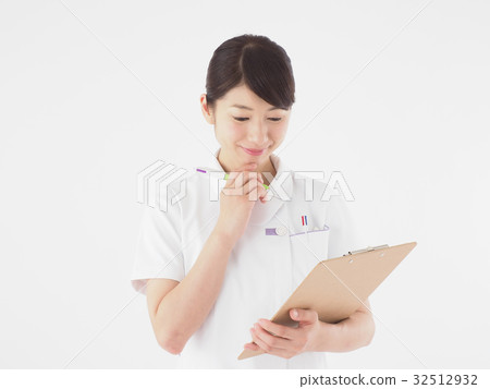 A nurse woman with a medical image clipboard 32512932