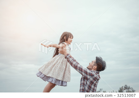 Father and daughter in happiness  32513007