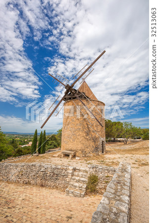 Windmill in Saint Saturnin les Apt, Provence, FR 32513063
