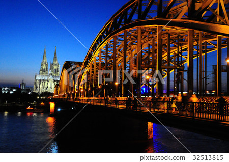 Germany · Cologne Cathedral at night and Hohenzollern Bridge 32513815