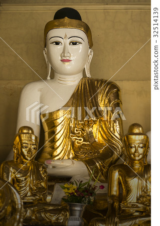 GOLDEN BUDDHA IMAGE 32514139