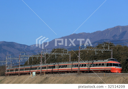小田急浪漫汽車LSE在丹澤山脈的背景下快速奔跑 小田急浪漫汽車LSE在丹澤山脈的背景下快速奔跑 32514209