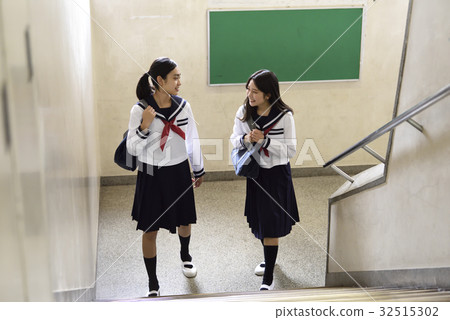 Girls high school student 32515302