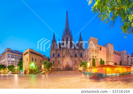 Barcelona Cathedral in the morning, Spain Barcelona Cathedral in the morning, Spain 32516104