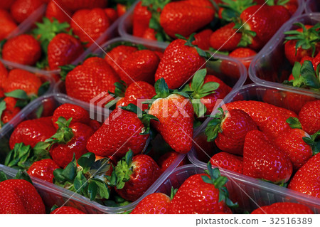Fresh red ripe strawberries in plastic boxes 32516389