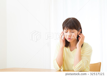 Ear tinnitis Hearing otitis media Negative image Dysfunction Female Portrait 20's 30's 32517121