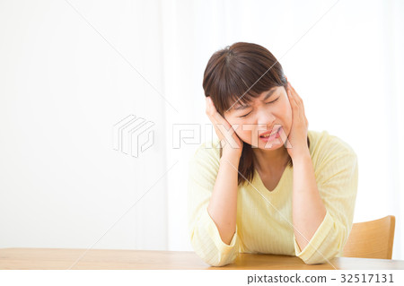 Ear tinnitis Hearing otitis media Negative image Dysfunction Female Portrait 20's 30's 32517131