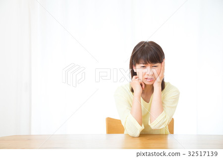 耳炎耳炎聽力中耳炎陰性圖像功能障礙女性肖像20's 30's 32517139