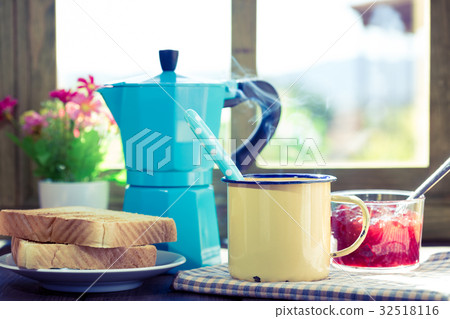 Breakfast with toasts 32518116