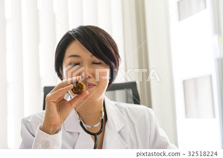 女性醫生醫生營養飲料能量飲料堅苦工作意識的身體檢查醫院醫療醫生聽診器 女性醫生醫生營養飲料能量飲料堅苦工作意識的身體檢查醫院醫療醫生聽診器 32518224