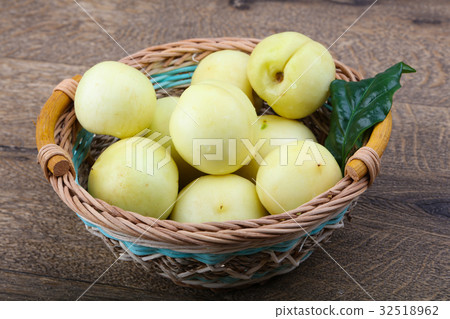 Nectarines in the bowl 32518962
