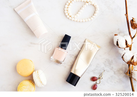 Beauty products still life 32520014