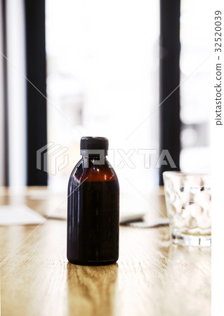 Filter cold brew coffee bottle and glass 32520039