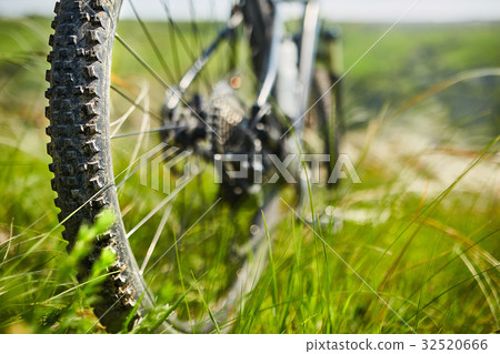 Close-up of the wheel of mountain bicycle in the 32520666