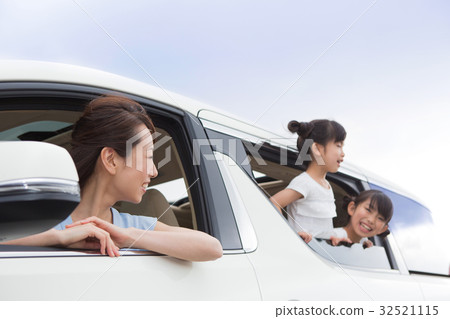 Sister who embarks from the window 32521115