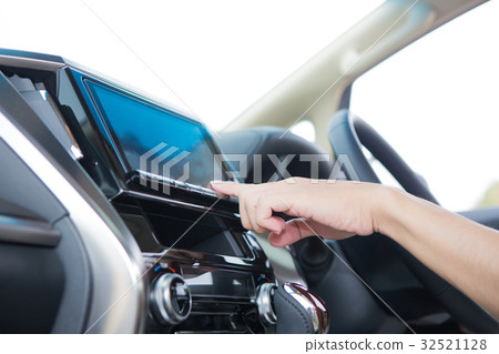 一個操作汽車導航系統的人 一個操作汽車導航系統的人 32521128