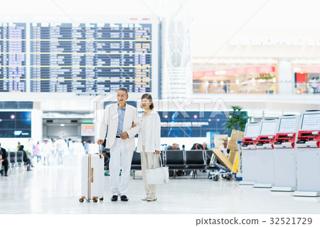 Senior couple (airport) 32521729
