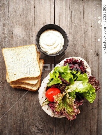 Bread with salad dressing and vegetable Bread with salad dressing and vegetable 32522006