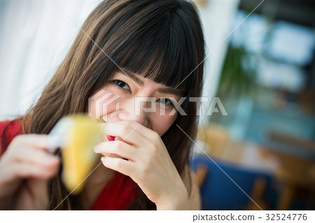 Cafe dating 32524776