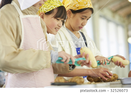 Forest School Elementary school student to cook Forest School Elementary school student to cook 32526073