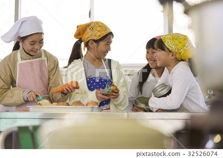 Forest School Elementary school student to cook Forest School Elementary school student to cook 32526074
