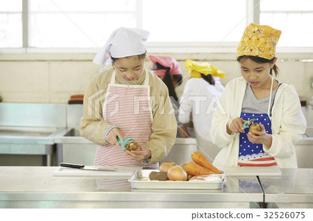 森林學校小學生做飯 32526075