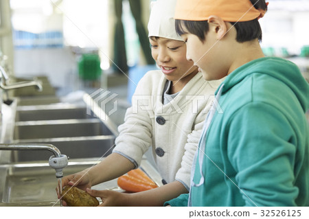森林學校小學學生洗手 森林學校小學學生洗手 32526125