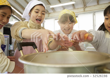 森林學校小學生做飯 32526198