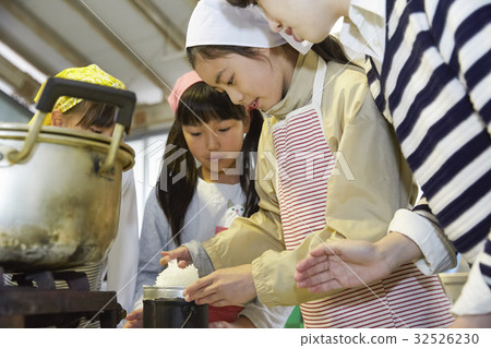 Forest School Elementary school student to cook Forest School Elementary school student to cook 32526230