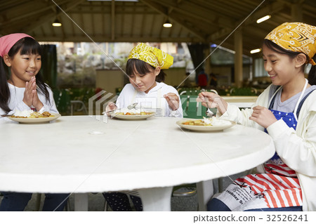 Forest School Elementary school student to eat Forest School Elementary school student to eat 32526241