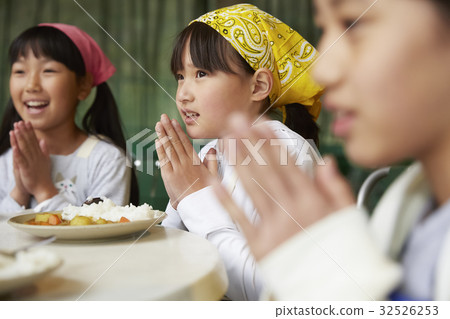 Forest School Elementary school student to eat Forest School Elementary school student to eat 32526253