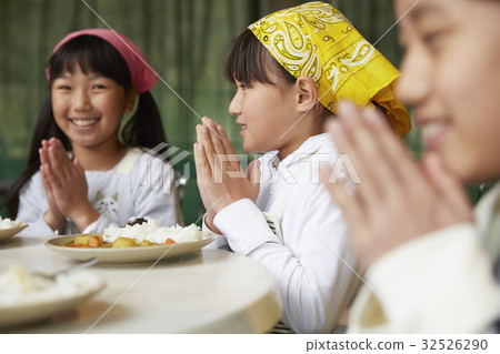 森林學校小學生吃飯 森林學校小學生吃飯 32526290