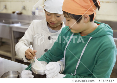 森林學校小學生做飯 森林學校小學生做飯 32526337