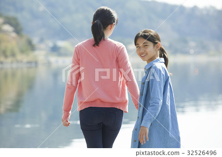 成人和孩子們在湖邊散步 成人和孩子們在湖邊散步 32526496