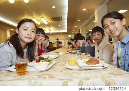 Forest School Elementary school student to eat Forest School Elementary school student to eat 32526524