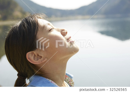 Child in the lake 32526565