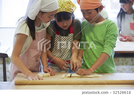 森林學校小學生做飯 森林學校小學生做飯 32526618