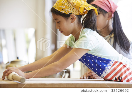 Forest School Elementary school student to cook Forest School Elementary school student to cook 32526692