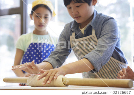 Forest School Elementary school student to cook Forest School Elementary school student to cook 32526697