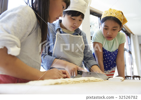 Forest School Elementary school student to cook Forest School Elementary school student to cook 32526782