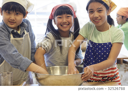 Forest School Elementary school student to cook Forest School Elementary school student to cook 32526788